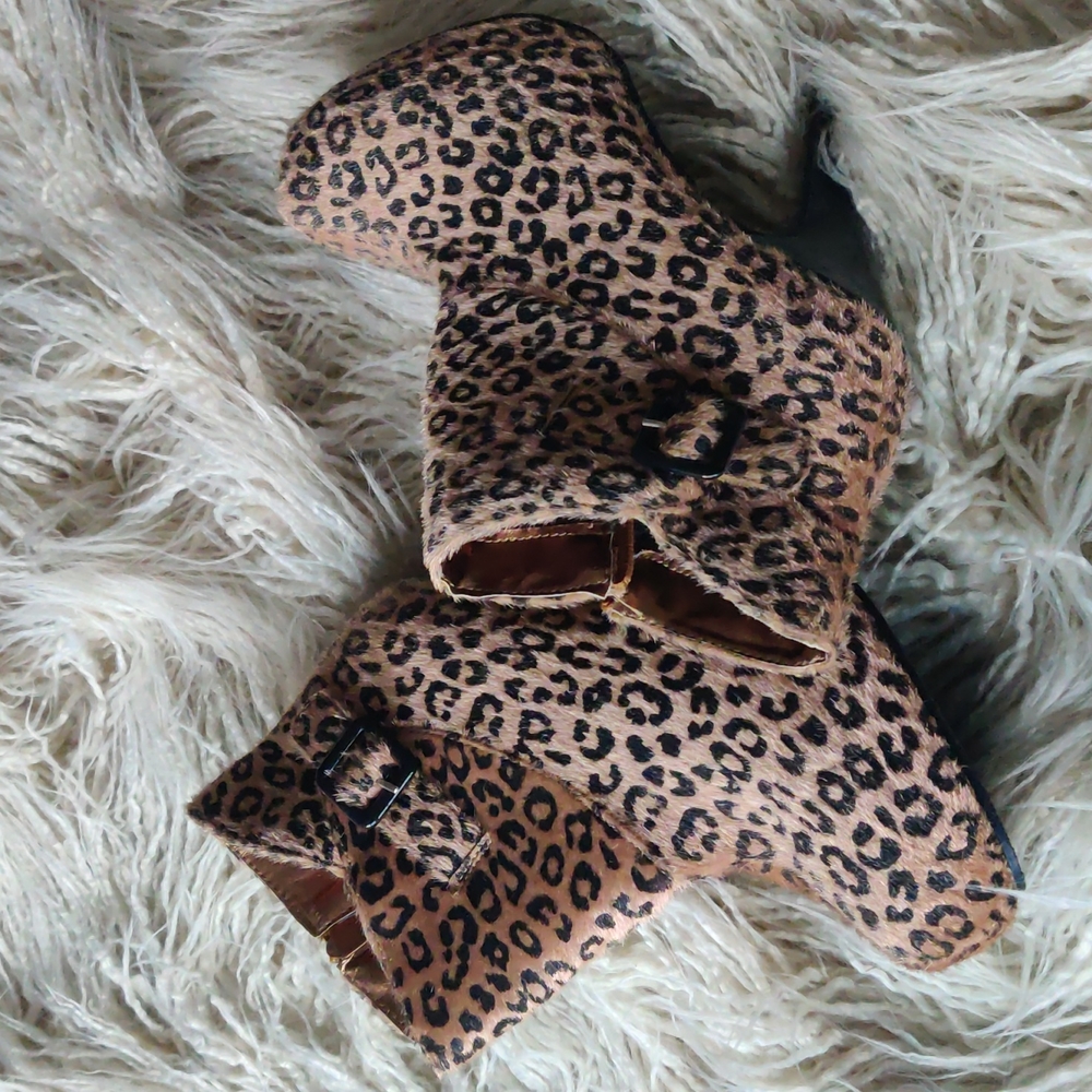 NWOT Deb animal print booties size 7